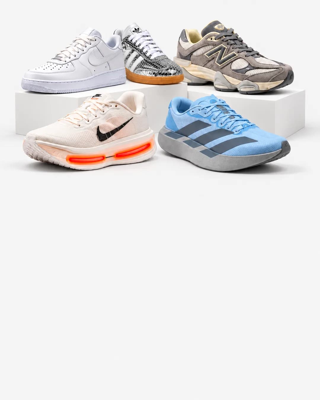Cinco dos mais vendidos da Iconic sobre blocos brancos: Air Force 1, Samba prata, NB 9060, Vomero e Adizero