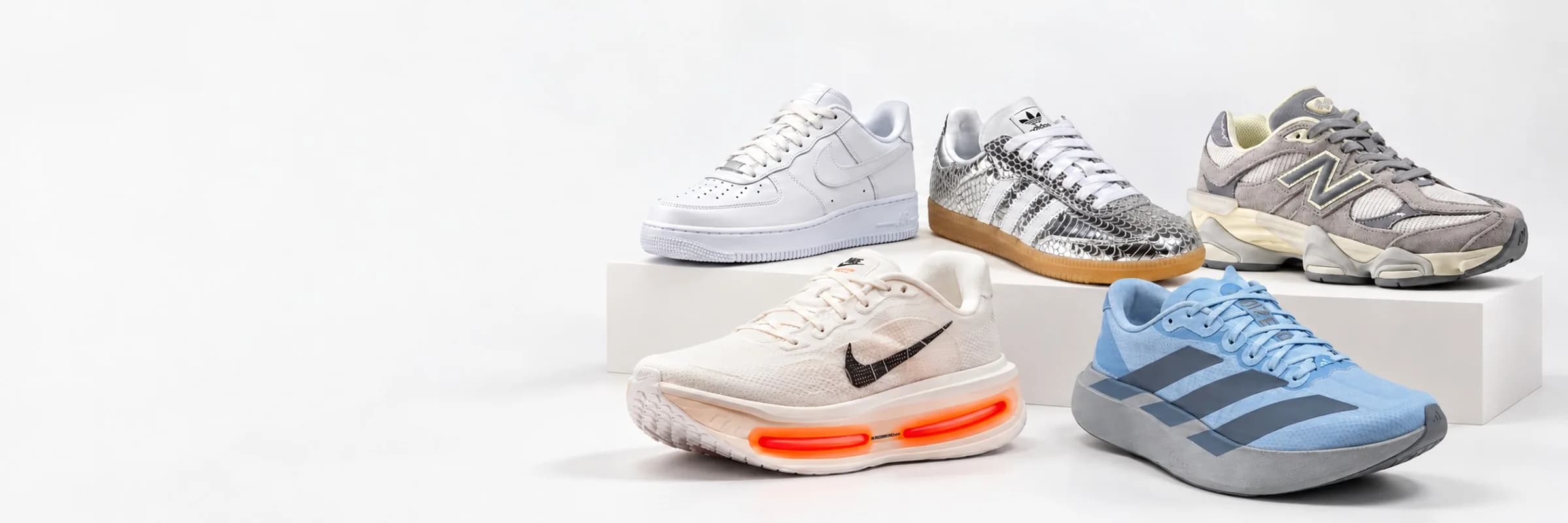 Cinco dos mais vendidos da Iconic sobre blocos brancos: Air Force 1, Samba prata, NB 9060, Vomero e Adizero