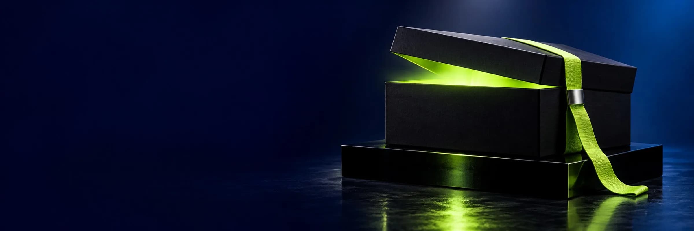 Uma caixa de tênis preta entreaberta, com a luz verde-limão saindo de dentro e a pulseira VIP, no azul-noite
