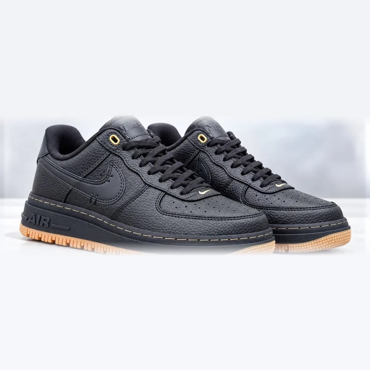 Nike Air Force 1 Black Gum, preto e gum