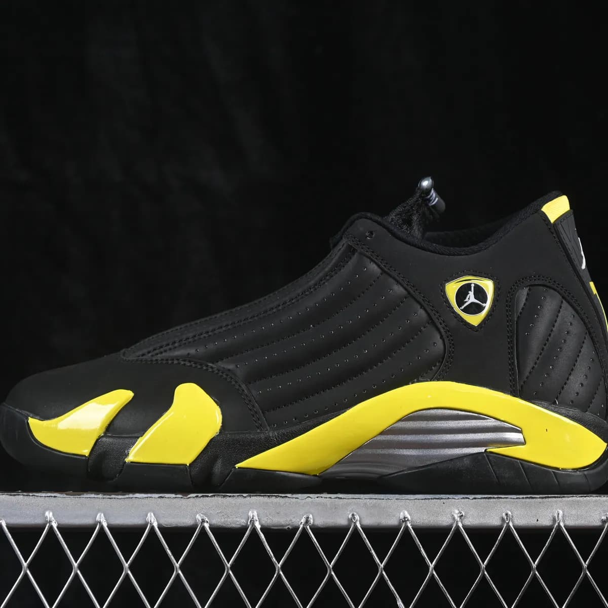 Nike Air Jordan 14 preto e amarelo, preto e amarelo, render