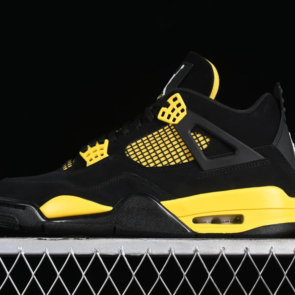 Air Jordan 4 preto e amarelo