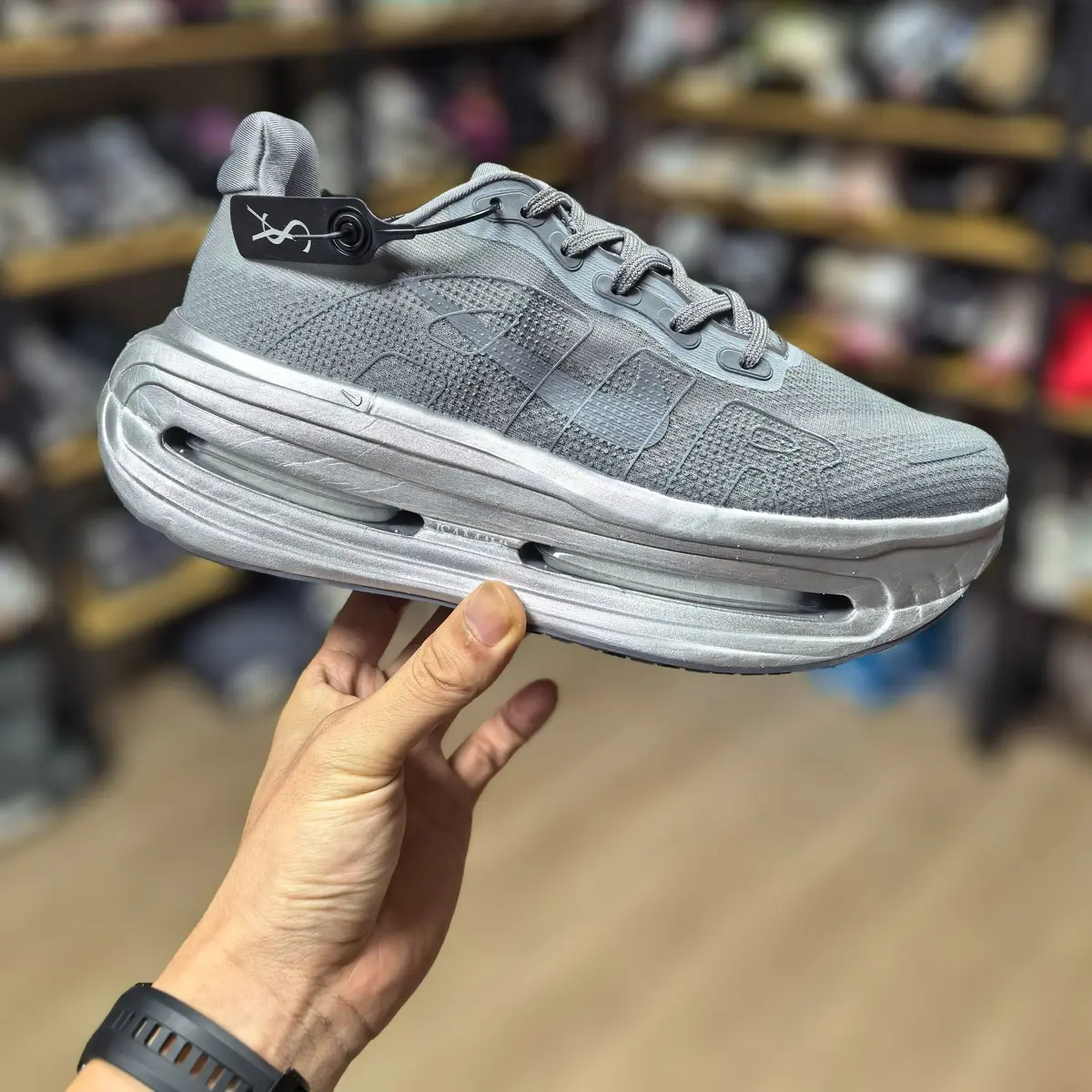 Nike Vomero Premium cinza, cinza, no pé
