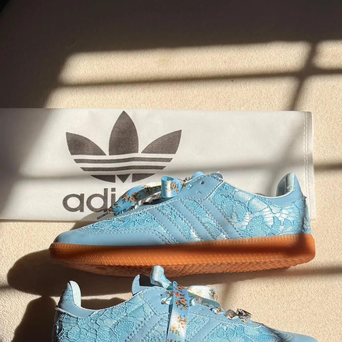 Adidas Samba OG azul celeste, azul celeste, no pé